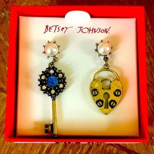 BNWT Betsey Johnson Vintage Lock & key